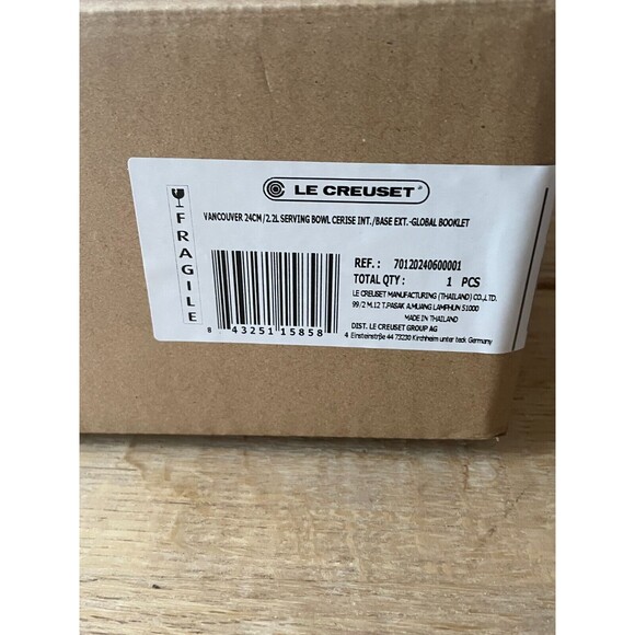 Le Creuset Stoneware Vancouver Serving Bowl 2 3/8 qt 9 3/8 in Cerise Red NEW - Picture 12 of 12